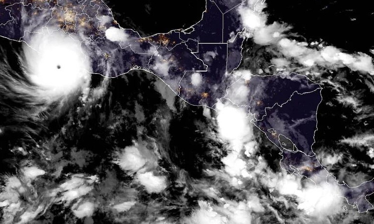 Meteorólogos vigilan cuatro ondas tropicales en el Océano Atlántico