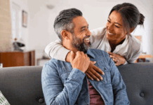 5 hábitos semanales que distinguen a las parejas más felices, según expertos