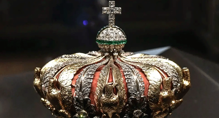Corona de la emperatriz Eugenia regresa al Louvre tras robo, incompleta