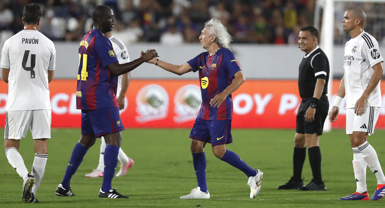 ‘Mágico’ llevó magia al «Mágico González» con el triunfo del Barça en el Clásico de leyendas