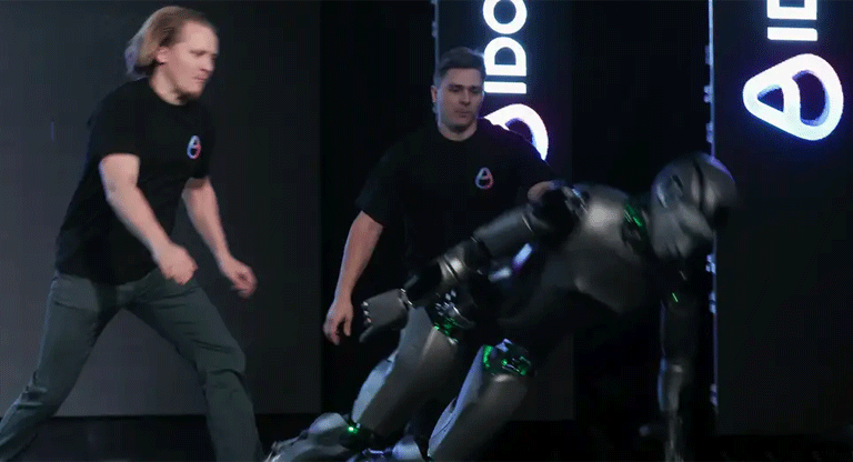 Primer robot humanoide ruso se cae a segundos de su debut
