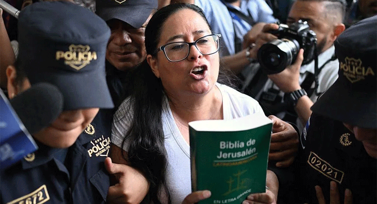 Esposo de Ruth López asegura a la BBC que el régimen de Bukele intenta callar voces disidentes