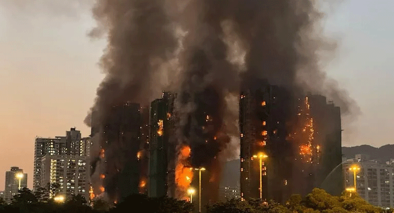 Monumental incendio en Hong Kong: al menos 13 muertos y varias personas atrapadas