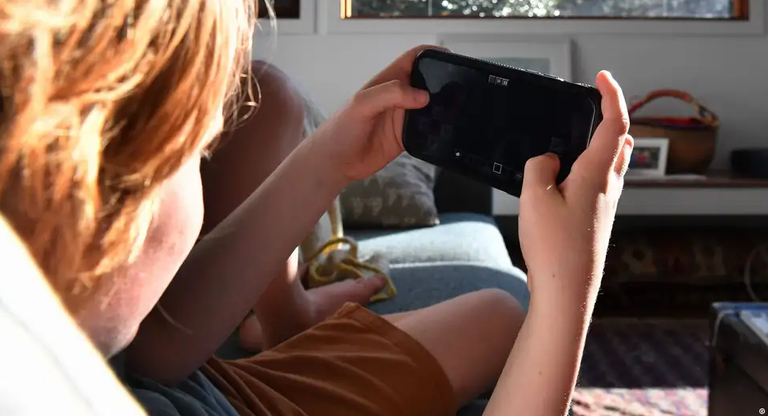 Australia implementa prohibición de redes sociales a menores