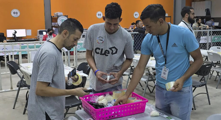 Asfura se mantiene a la cabeza en un ajustado recuento electoral en Honduras