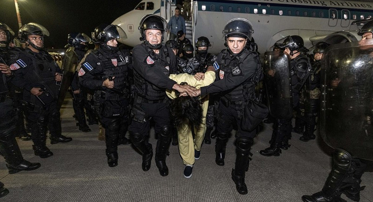 Juez ordena que los venezolanos deportados a El Salvador deben ser regresados a Estados Unidos