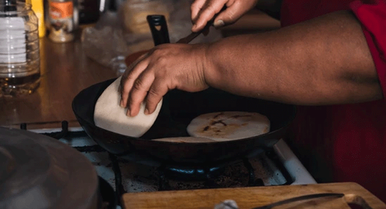 El alza del gas reconfigura la vida cotidiana de los salvadoreños