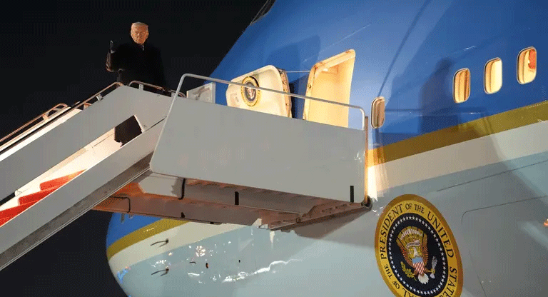 El avión de Trump tuvo que dar la vuelta por fallos eléctricos