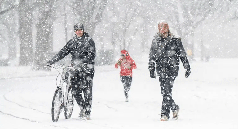 Gigantesca tormenta de nieve y hielo tiene en alerta a gran parte de EE.UU