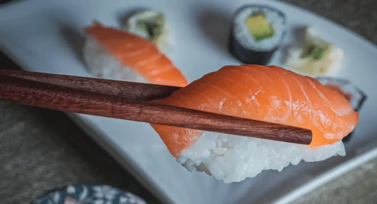 El sushi con salmón crudo no fue inventado por un japonés