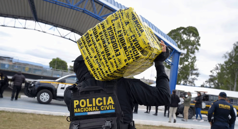 PNC de Guatemala incauta casi cinco toneladas de presunta cocaína en Puerto Quetzal