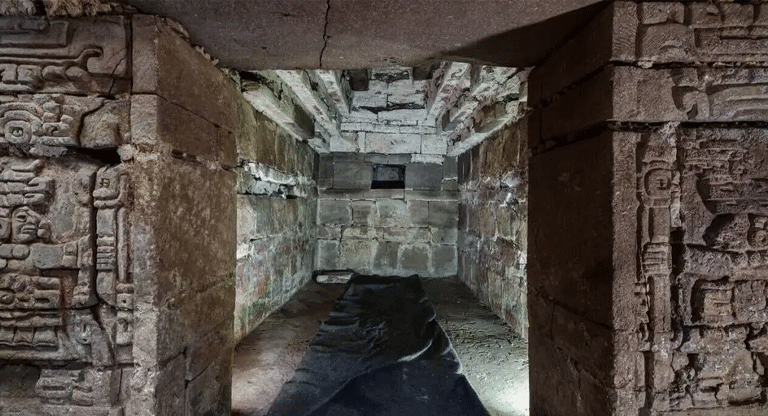México revela tumba milenaria decorada por un búho gigante