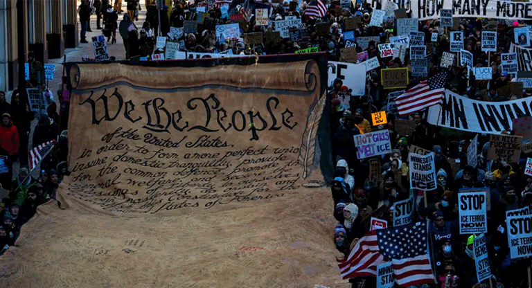 Miles marchan en Mineápolis y Nueva York contra ICE