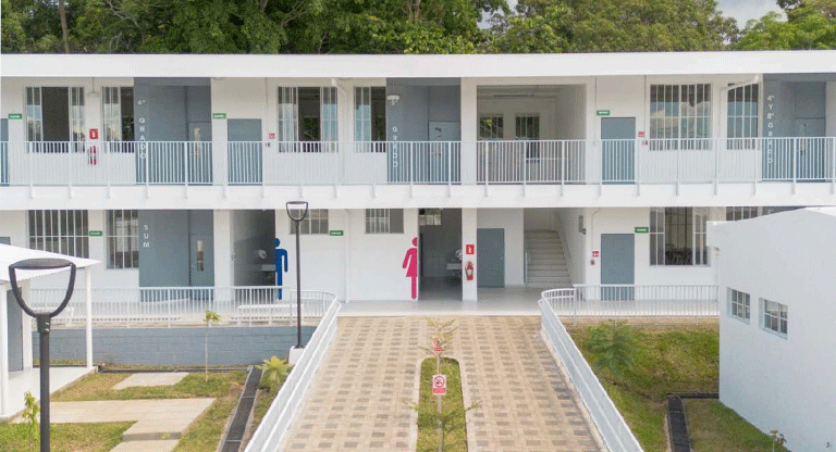 Bukele promete nuevamente “remodelar todas las escuelas del país”