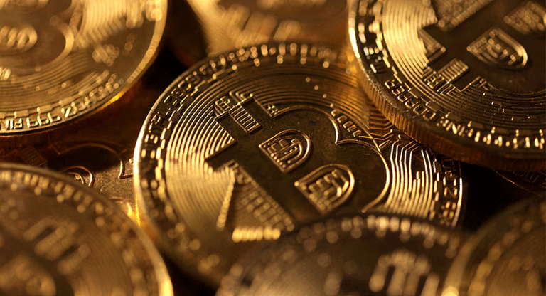 Bitcoin cae debajo de los USD 70,000 y pierde 40% desde su récord