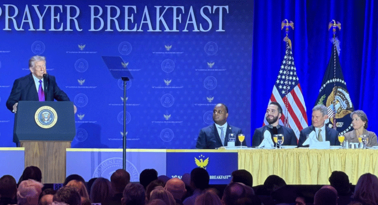 Bukele viajó a Washington invitado por Trump para asistir a desayuno de oración