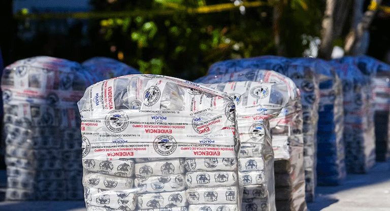 Justicia y Seguridad informa incautación de cocaína frente a costa salvadoreña