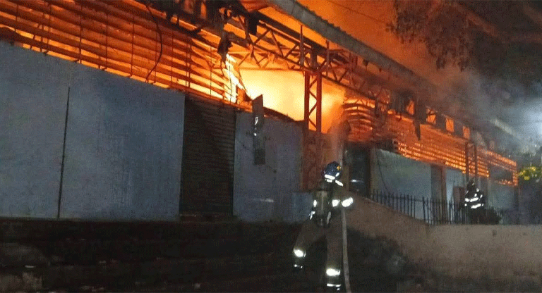 Al menos 11 negocios fueron calcinados por incendio en Mega Plaza Sonsonate