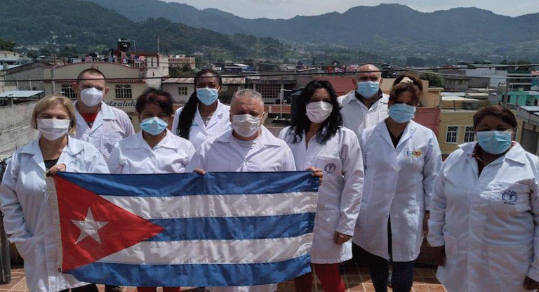 Guatemala pone fin a programa de médicos cubanos en el país