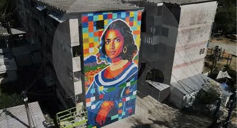 Arte con 100,000 tapas plásticas transforman el paisaje urbano de la Zacamil