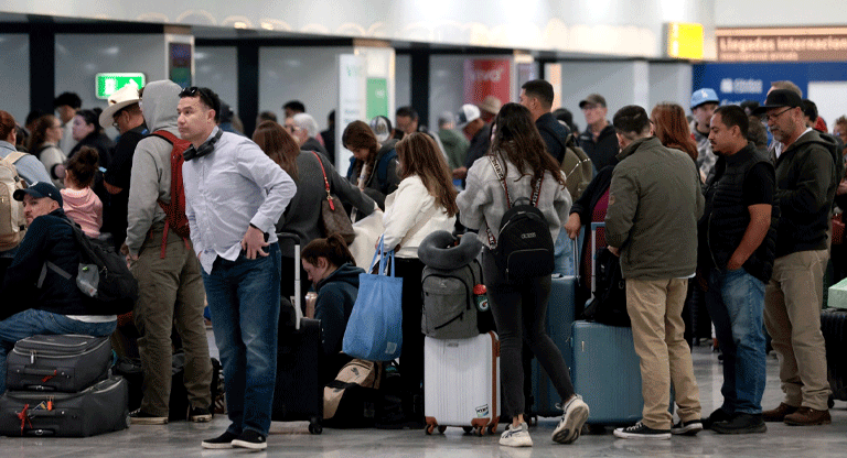Caos operativo y viajeros varados en el Aeropuerto Internacional de El Salvador