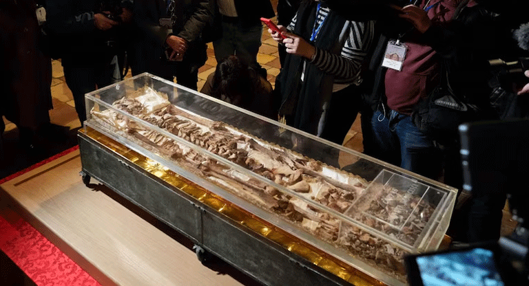 Restos de San Francisco de Asís son exhibidos al público por el 800º aniversario de su muerte