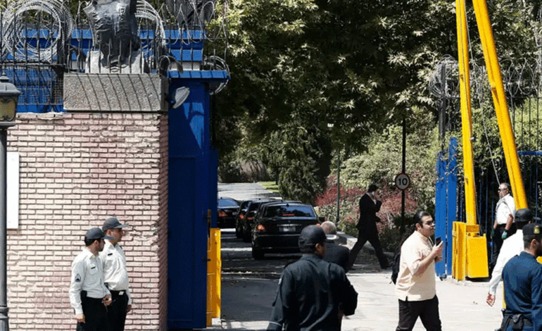 Reino Unido retira a su personal diplomático de Irán