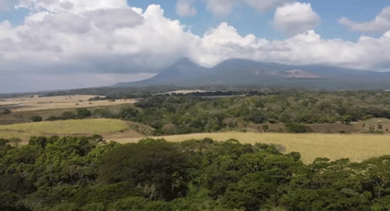 Vaguada y flujo del este provocarán tormentas eléctricas este jueves en El Salvador