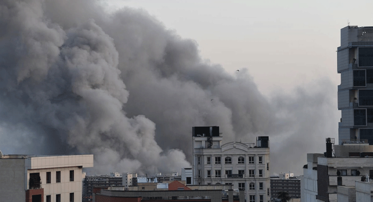 Israel y EE.UU incrementan sus golpes aéreos contra objetivos críticos de la guerra