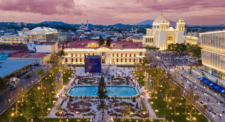 Economía salvadoreña crecería con moderación pero enfrenta riesgos estructurales