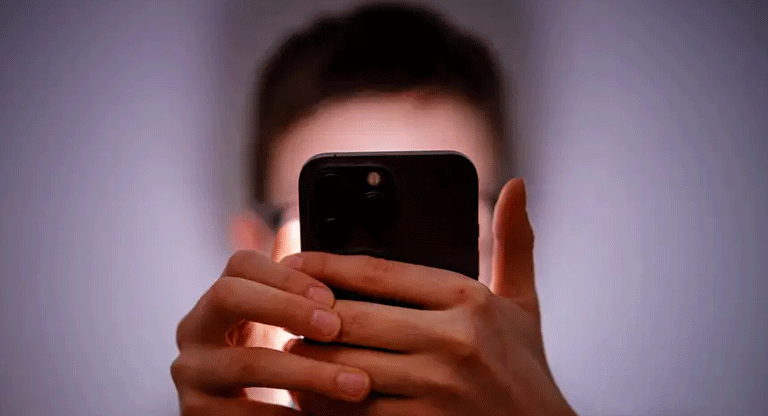 El precio mental de vivir pegado a las pantallas