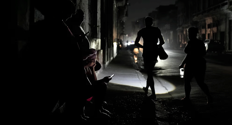 Colapsó el sistema eléctrico en Cuba y la isla completa está sin energía