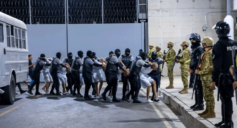 Denuncian detenciones arbitrarias de salvadoreños deportados desde EE.UU