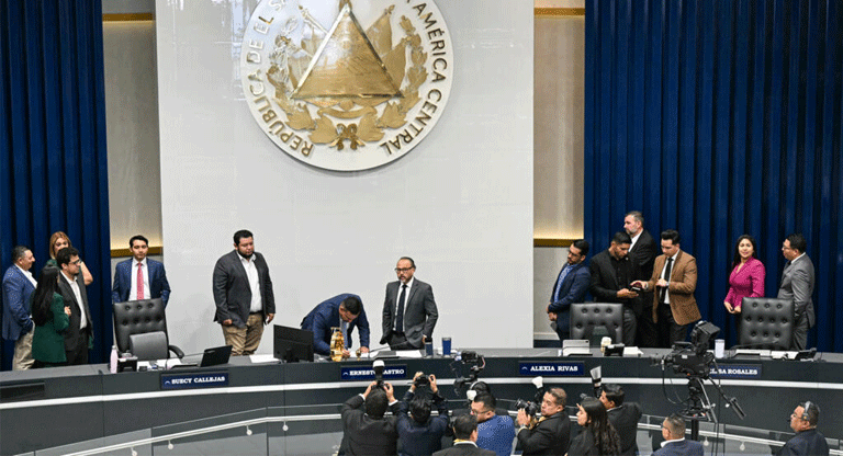 Diputados aprueban reforma constitucional para habilitar cadena perpetua en El Salvador