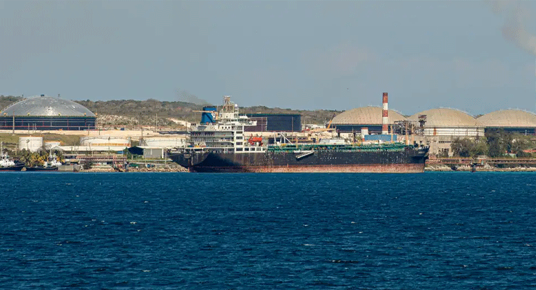 Petrolero ruso lleva crudo a Cuba, según rastreadores