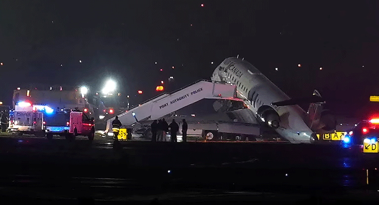 Avión chocó con un camión de bomberos en aeropuerto de Nueva York