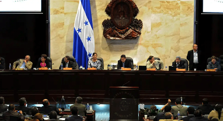 Honduras sigue la estrategia de Bukele y destituye a fiscal general y titular de CSJ