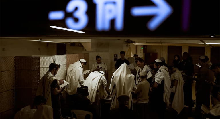 Los israelíes continúan con su vida refugiados bajo tierra