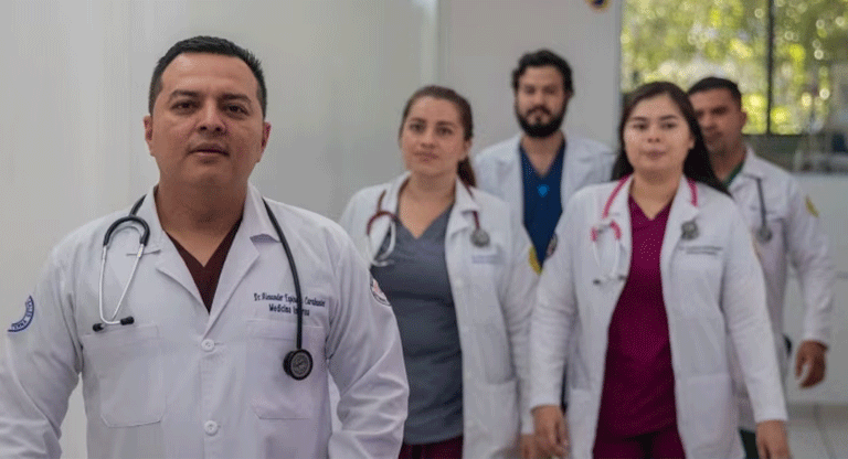 Internos y residentes del Hospital El Salvador ya no tendrán salario, ellos tendrán que pagar al Gobierno