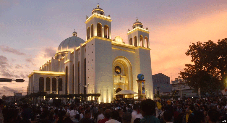 El Salvador tiene más católicos que protestantes, según encuesta UCA