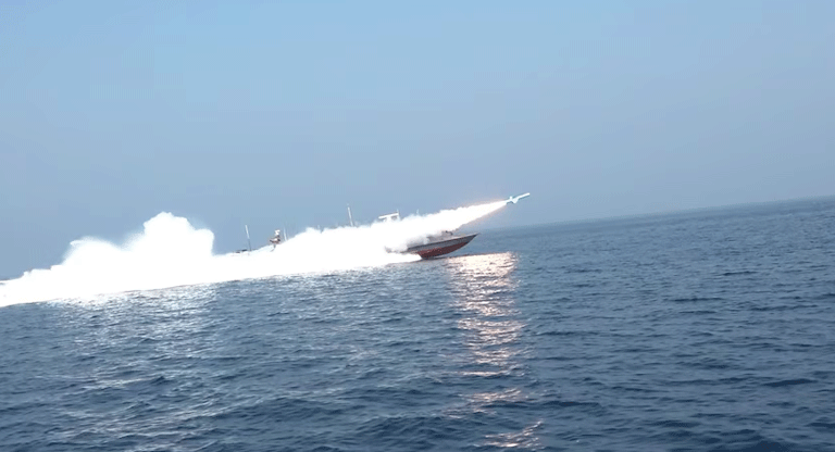 La Guardia Revolucionaria de Irán atacó a un petrolero en el estrecho de Ormuz