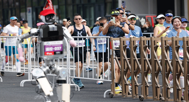 Robot humanoide gana carrera en Beijing y supera el récord humano de media maratón