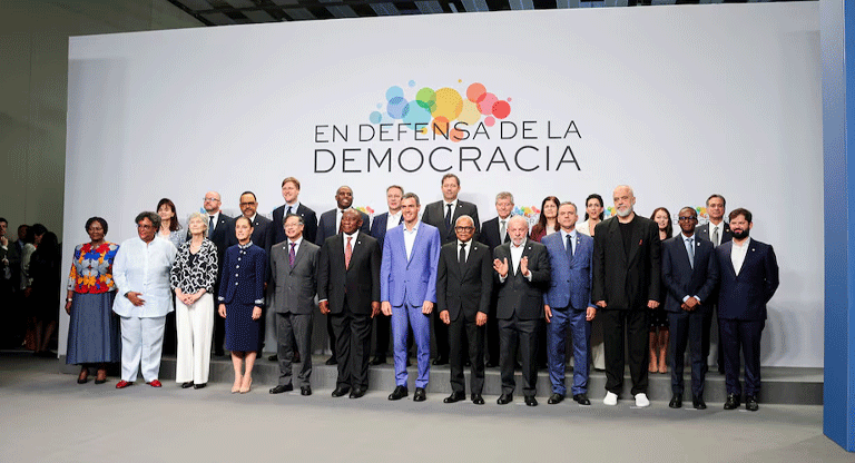 El gran teatro del absurdo: la izquierda internacional ensaya su servilismo en Barcelona