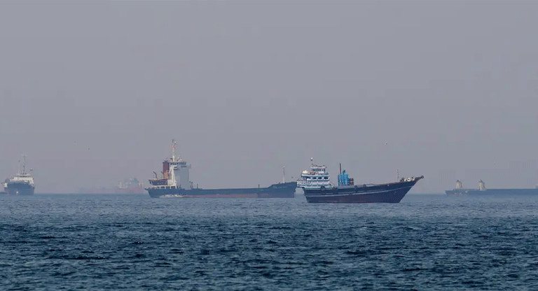 Irán apresa 2 barcos y dispara contra un tercero en el estrecho de Ormuz a pesar de la tregua