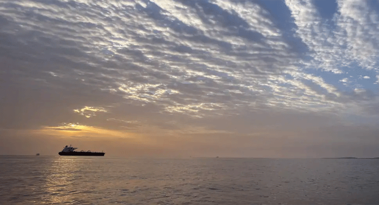 Trump ordena destruir barcos sospechosos de minar Ormuz