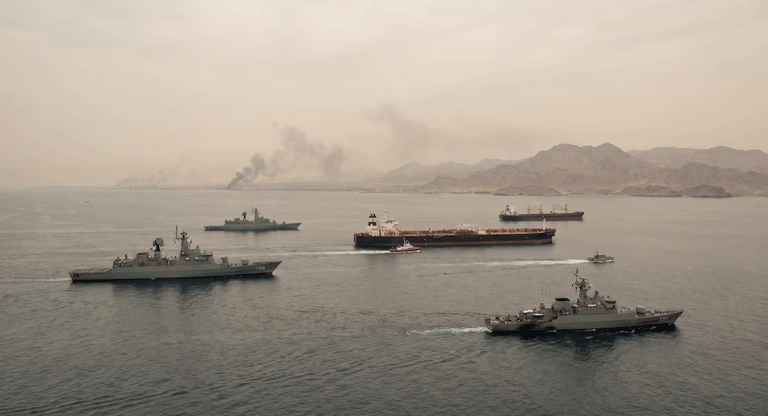 Destructores, aeronaves y 15,000 militares escoltarán los barcos atrapados en el estrecho de Ormuz