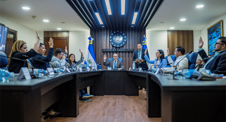 Diputados aprueban renovación gratuita del DUI para salvadoreños con documentos próximos a vencer