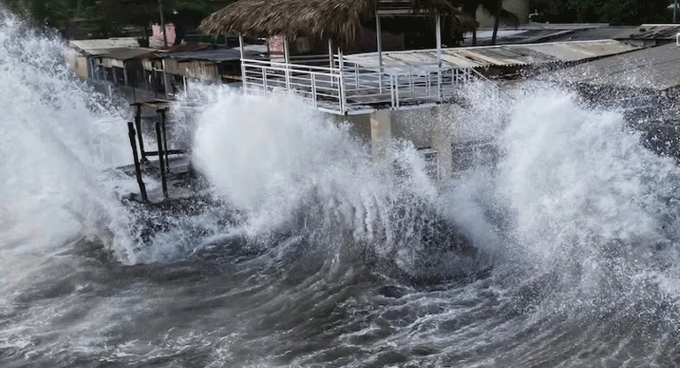 Fuerte oleaje obliga a la suspensión temporal de operaciones de atraque en el Puerto de Acajutla