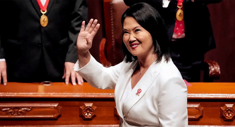 Keiko Fujimori asume en Perú, entre China y EE.UU