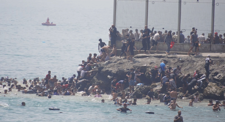 España sufre “colapso” con la entrada de miles de migrantes en días